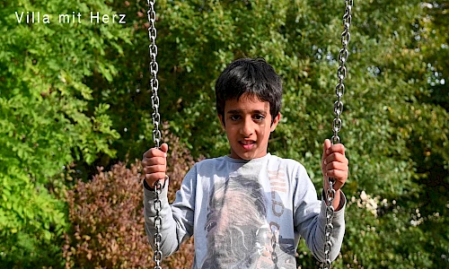 Junge auf einer Schaukel