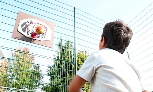 Junge beim Basketball spielen