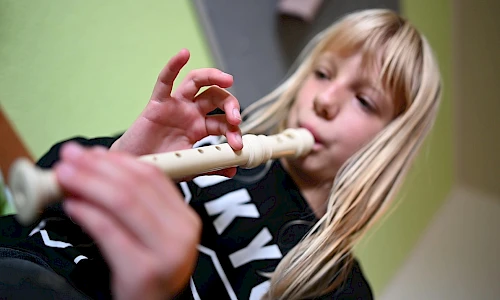 Mädchen spielt Flöte