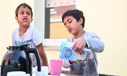 Zwei Jungen am Kaffeetisch