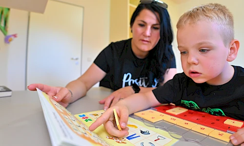 Erzieherin mit Kind beim lernen