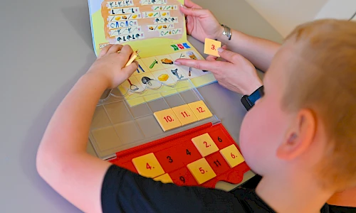 Kind beim spielerischen Lernen