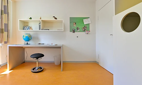 Schreibtisch in Bewohnerzimmer