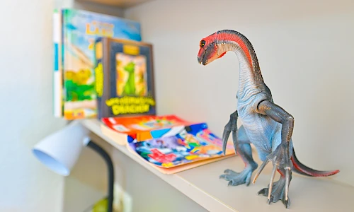 Spielzeug auf einem Regal