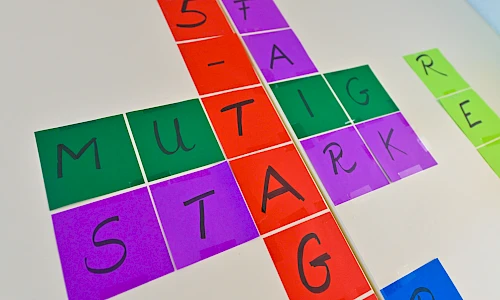 Wortpuzzle an einer Wand
