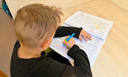 Kind beim Lösen von Hausaufgaben