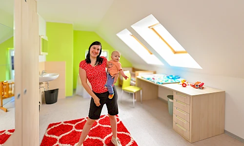 Mutter mit Kind im Zimmer