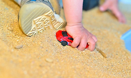 Kinderhand mit Spielzeugauto