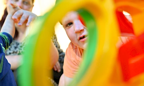 Mutter mit Kind beim Spielen