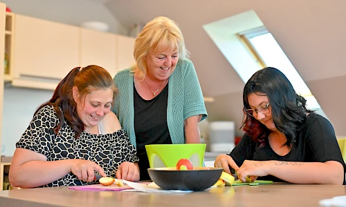 Frauen beim Obst schneiden