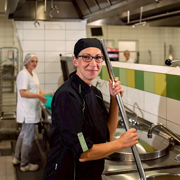 Person in der Küche