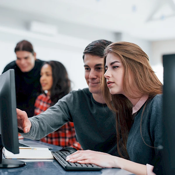 2 Personen mit Blutdruckmessgerät