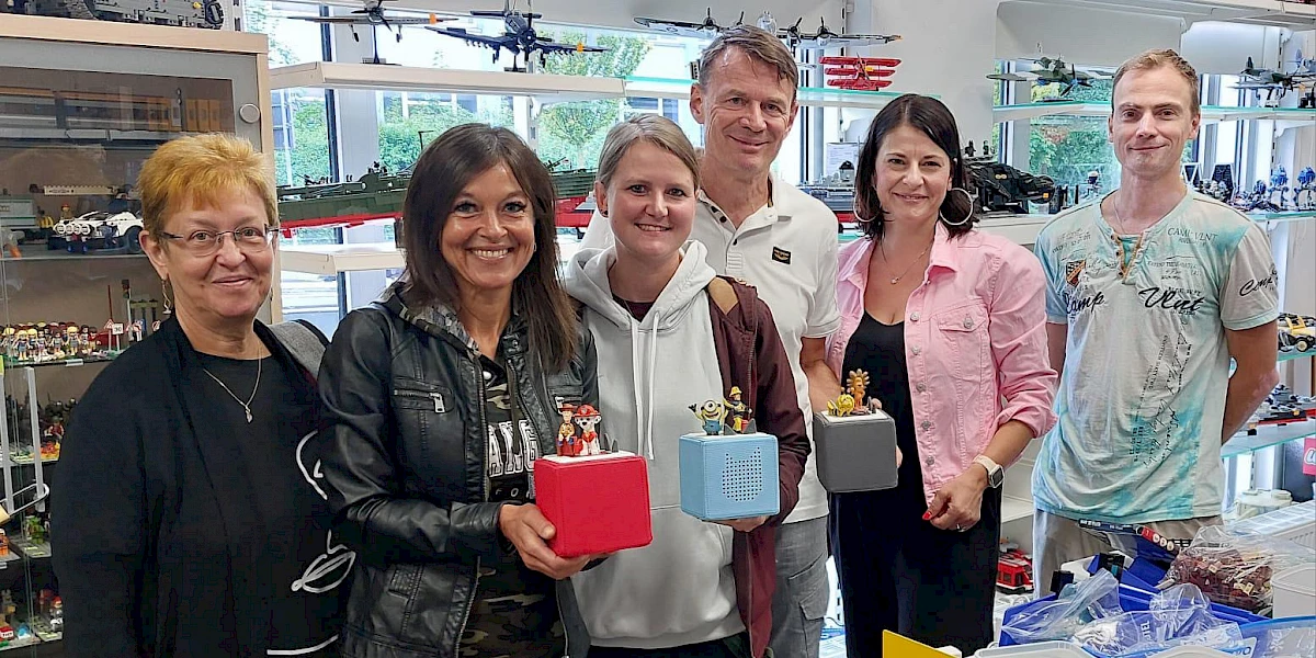 Personen bei Spendenübergabe