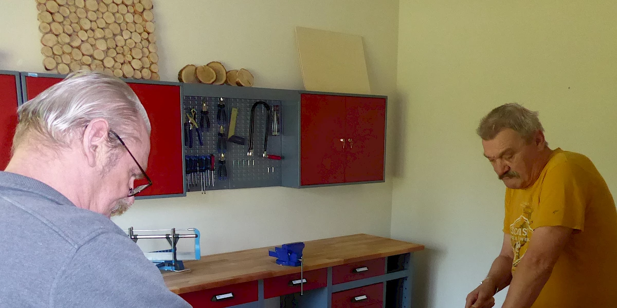 Männer in einer Werkstatt