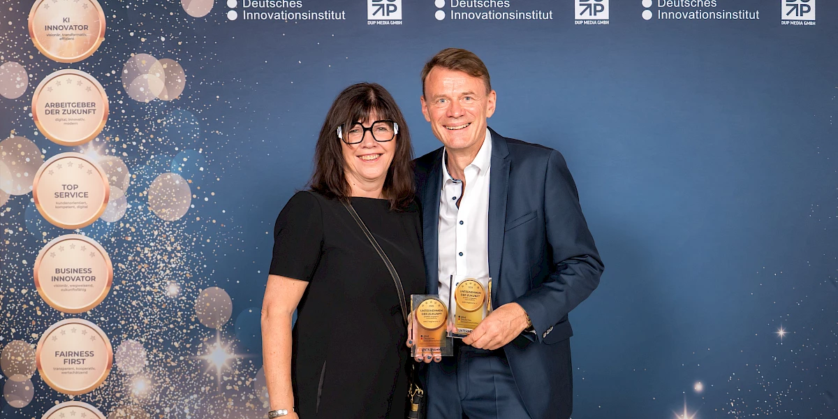 Unser Vorstand Frau Schmidt und Herr Hummel bei der Awardverleihung